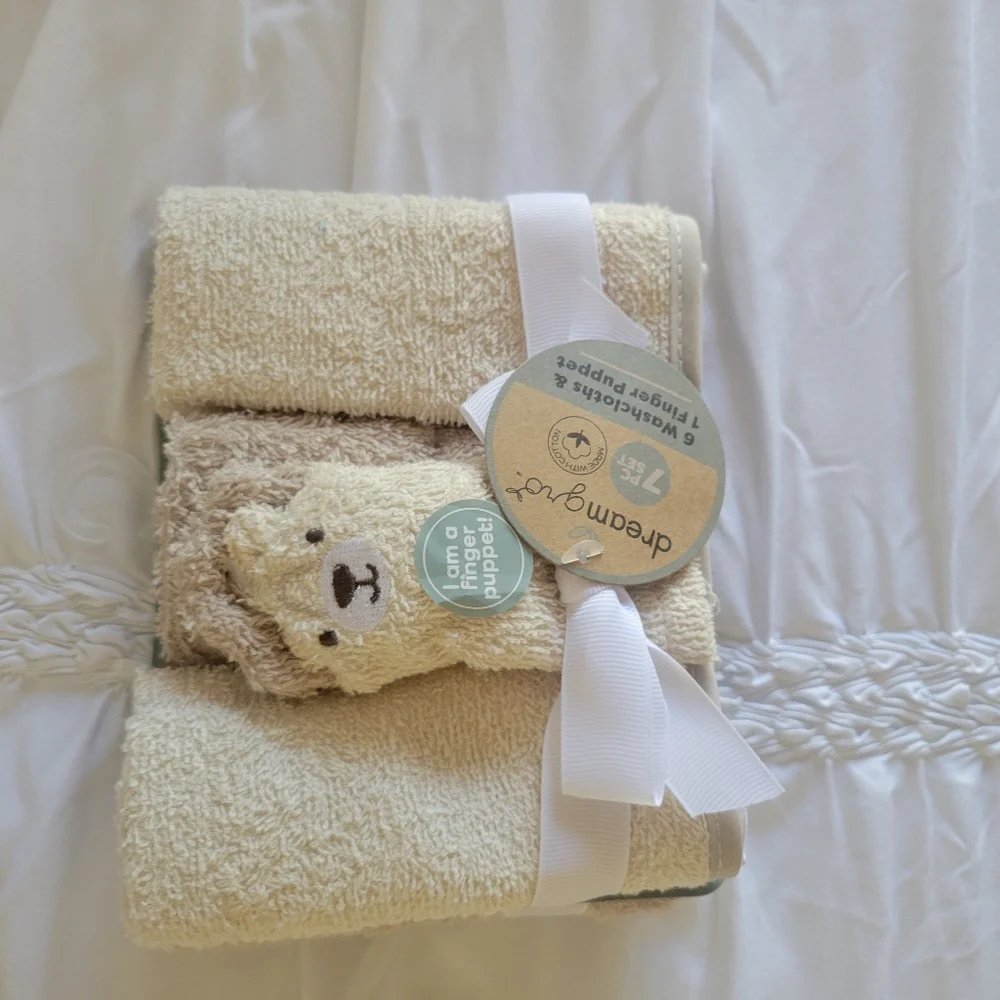 BloomingBath Gray and Cream Flower-Shaped Baby Bath Mat With Washcloths